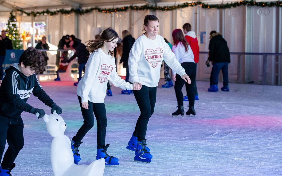 Pepole holding hands ice skating at Willen Lake